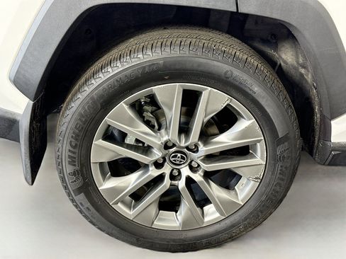 Used 2019 Toyota RAV4 XLE Premium image 32