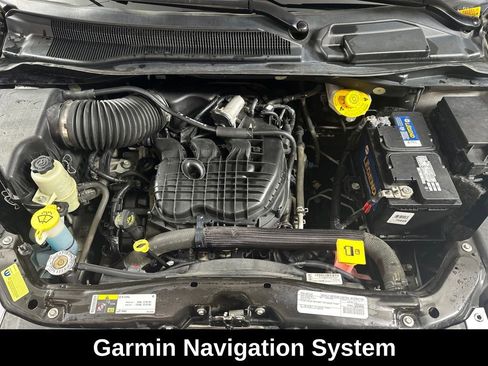 Used 2016 Chrysler Town & Country Touring image 5