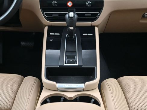 Used 2023 Porsche Macan image 10