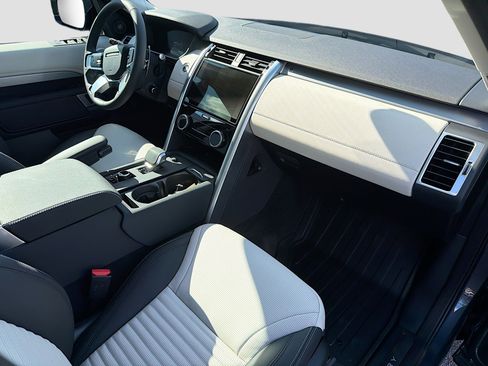 New 2025 Land Rover Discovery Dynamic SE image 15