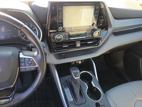 Used 2021 Toyota Highlander XLE image 31