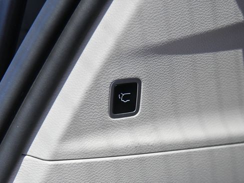 Used 2023 Chrysler Pacifica Touring-L FWD image 46