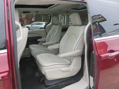 Used 2018 Chrysler Pacifica Limited w/ Advanced Safetytec Group FWD image 22