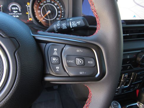 Used 2024 Jeep Wrangler Unlimited Rubicon w/ Technology Group image 26