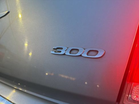 Used 2018 Chrysler 300 Touring L image 9