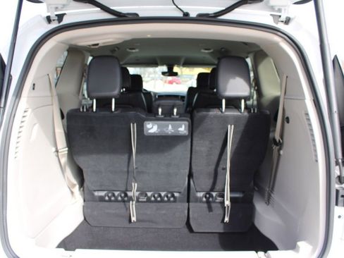 Used 2019 Chrysler Pacifica Touring-L image 10