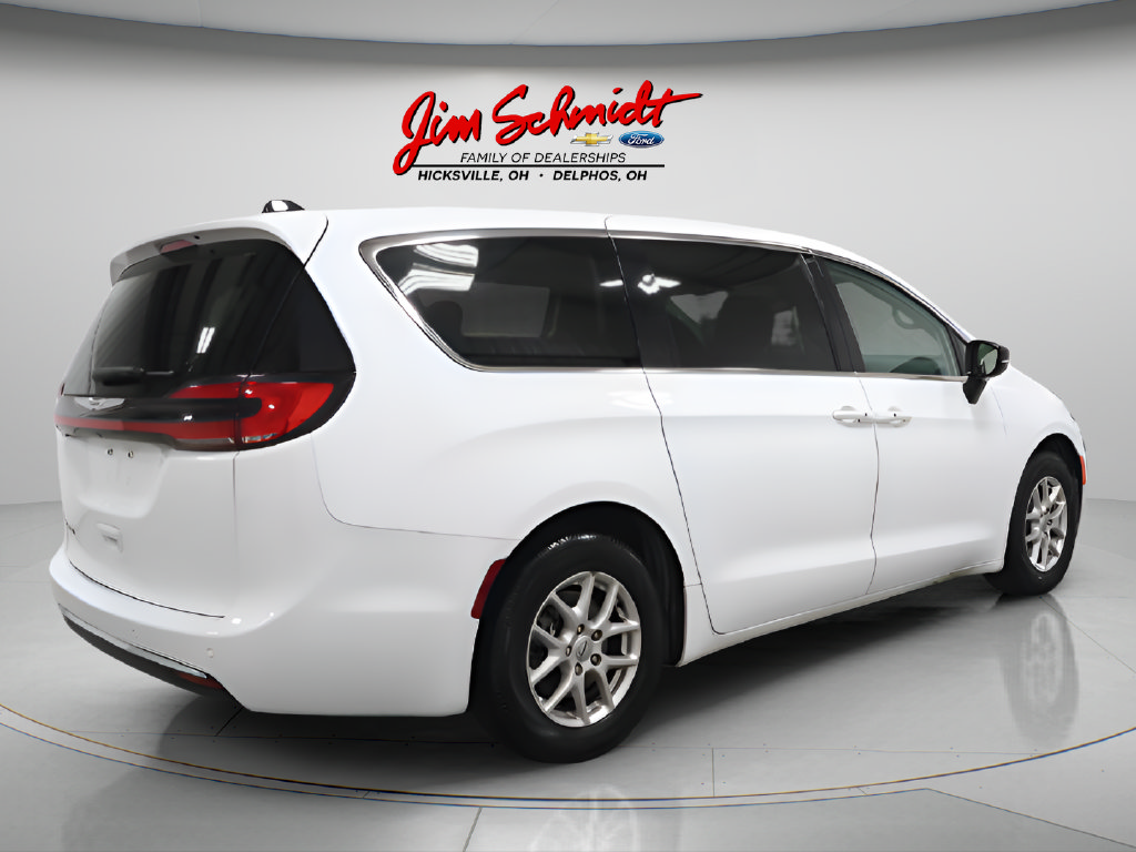 Used 2024 Chrysler Pacifica Touring-L FWD image 6