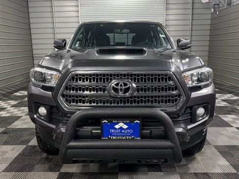 Used 2017 Toyota Tacoma TRD Sport image 3