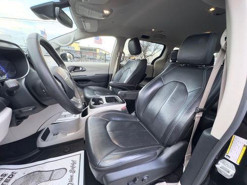 Used 2022 Chrysler Pacifica Touring-L image 13