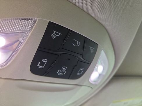 Used 2023 Chrysler Pacifica Touring-L FWD image 28