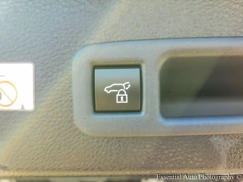 Used 2025 Toyota Sienna XLE Woodland Edition image 21