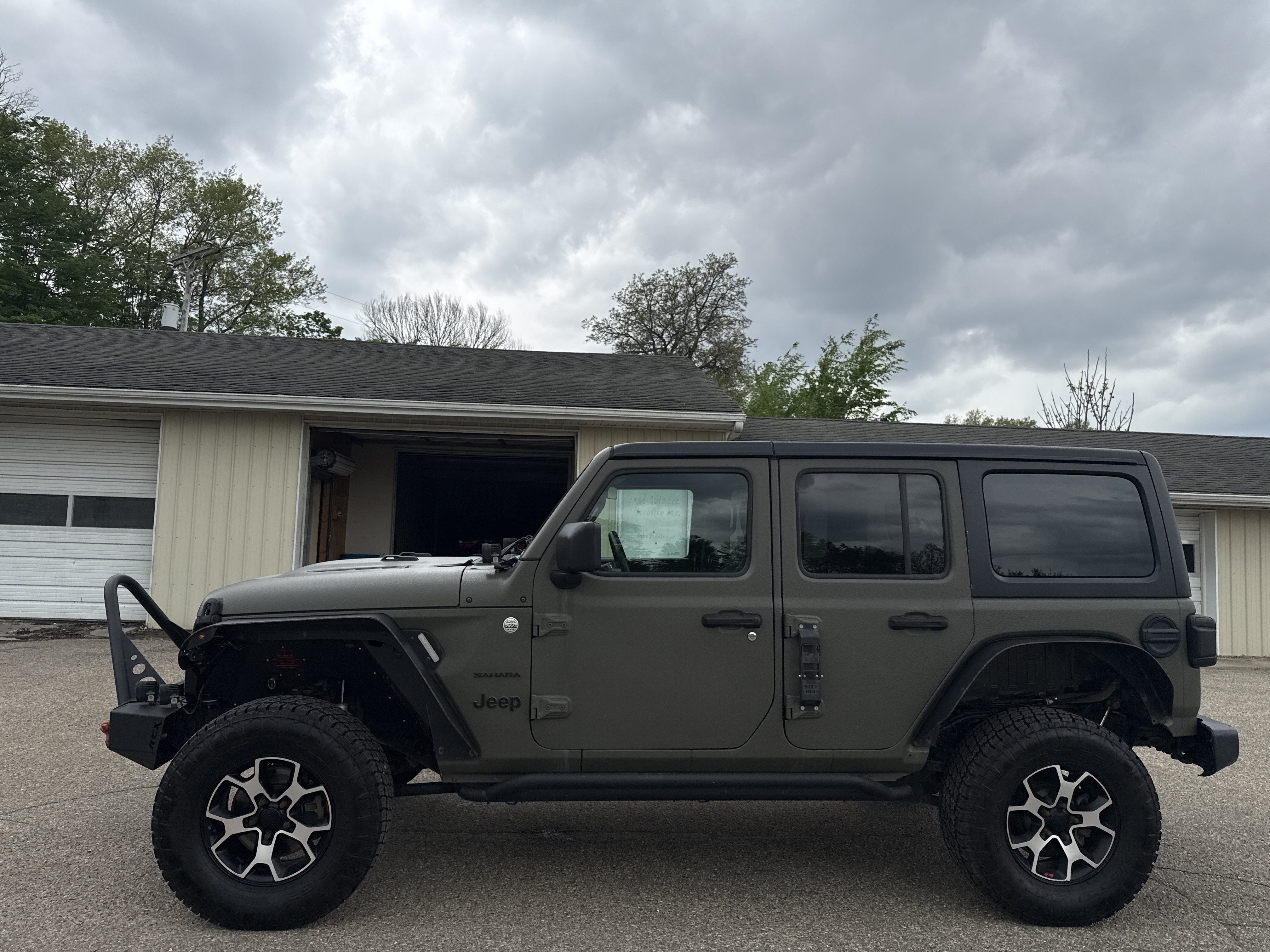 Used 2018 Jeep Wrangler Unlimited Sahara AWD/4WD image 8