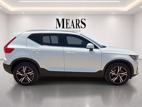Used 2023 Volvo XC40 B5 Plus AWD/4WD image 6