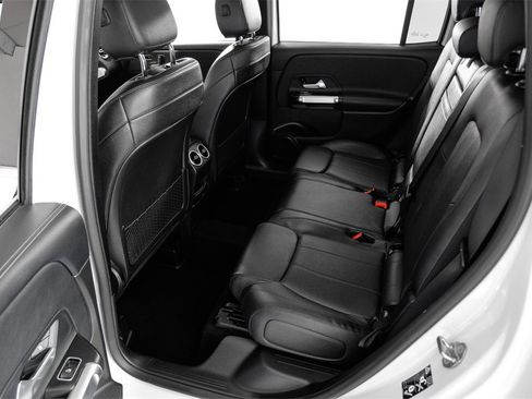 Used 2020 Mercedes-Benz GLB 250 w/ Premium Package image 40