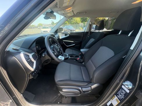 Used 2025 Kia Soul LX w/ LX Technology Package FWD image 24
