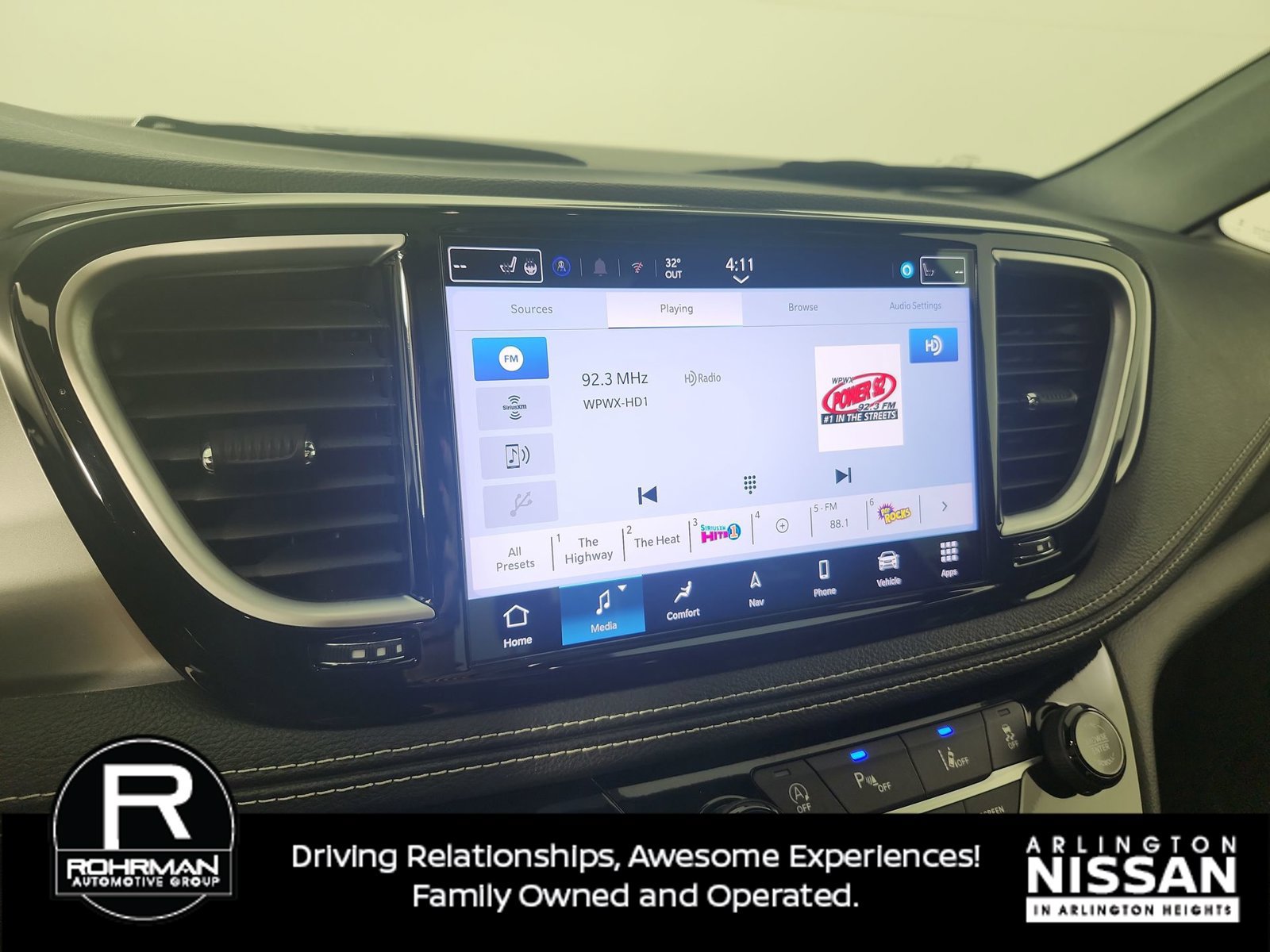 Used 2025 Chrysler Pacifica Limited FWD image 6