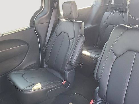 New 2026 Chrysler Pacifica Select FWD image 18