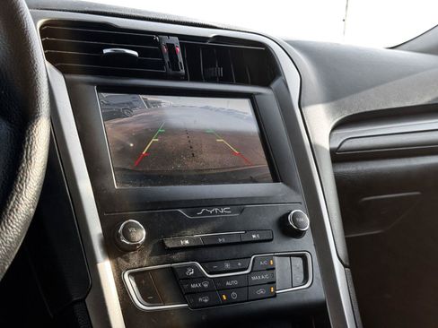 Used 2020 Ford Fusion SE FWD image 18