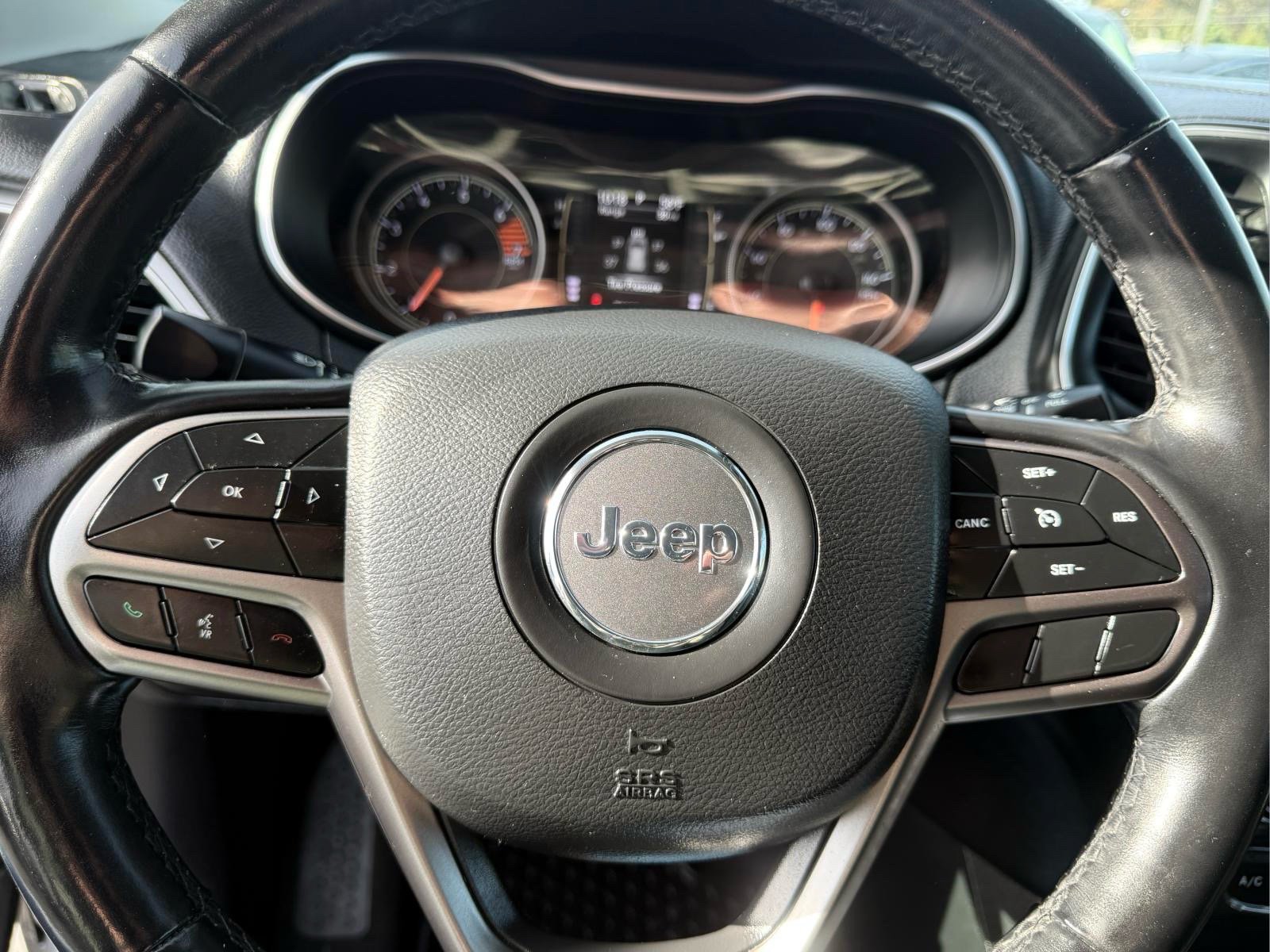 Used 2019 Jeep Cherokee Latitude Plus w/ Cold Weather Group AWD/4WD image 30