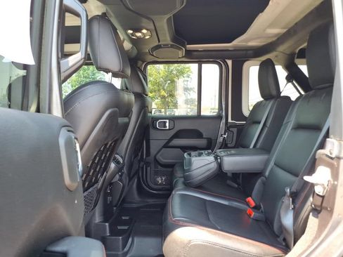 Used 2021 Jeep Wrangler Unlimited Rubicon w/ Cold Weather Group AWD/4WD image 11