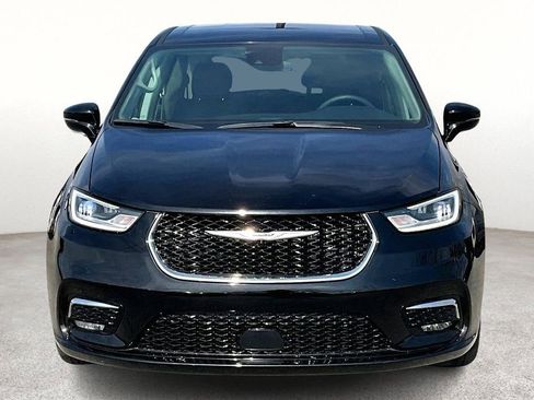 Used 2024 Chrysler Pacifica Touring-L FWD image 4