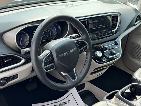 Used 2023 Chrysler Pacifica Touring-L FWD image 14