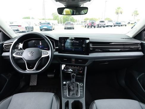 Used 2025 Volkswagen Jetta SE FWD image 31