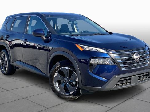 Used 2024 Nissan Rogue SV image 2