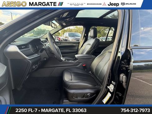 Used 2025 Jeep Grand Cherokee Limited w/ Luxury Tech Group II AWD/4WD image 9