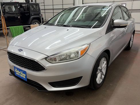 Used 2016 Ford Focus SE w/ SE Cold Weather Package FWD image 3