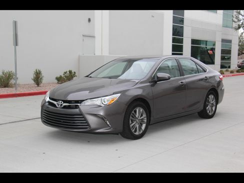 Used 2017 Toyota Camry SE image 1