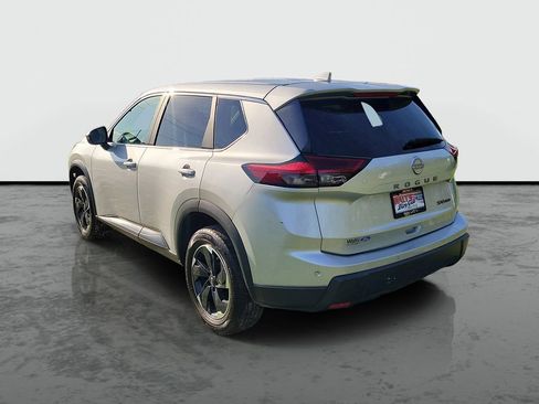 Used 2024 Nissan Rogue SV AWD/4WD image 3