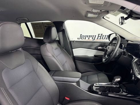 Used 2025 Chevrolet Trax LT w/ LT Convenience Package FWD image 36