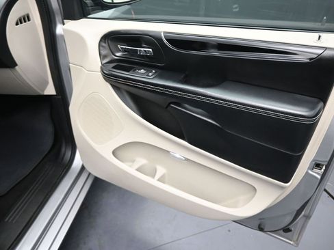 Used 2016 Dodge Grand Caravan SE image 30