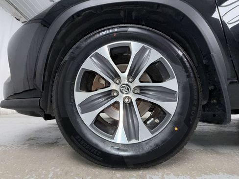 Certified 2024 Toyota Highlander XLE AWD/4WD image 17