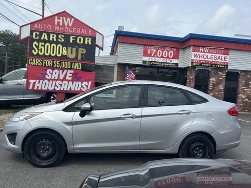 Used 2012 Ford Fiesta SE image 8