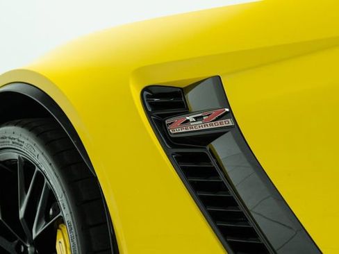 Used 2015 Chevrolet Corvette Z06 w/ 3LZ Preferred Equipment Group image 22