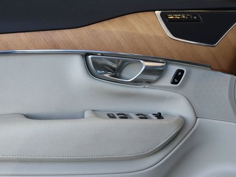 Used 2021 Volvo XC90 T6 Momentum image 13