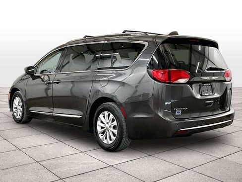 Used 2018 Chrysler Pacifica Touring-L FWD image 11