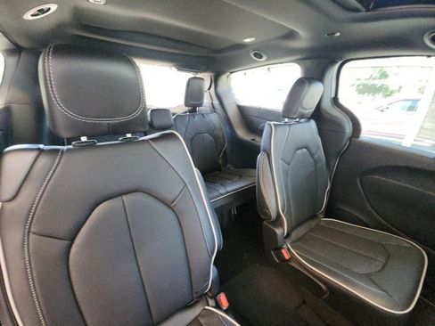 New 2025 Chrysler Pacifica Limited image 13