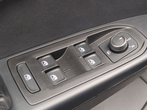 Used 2023 Volkswagen Taos SE image 12