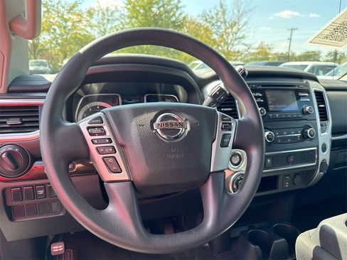 Used 2018 Nissan Titan SV image 19