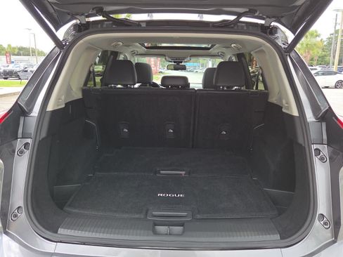 Used 2025 Nissan Rogue SL w/ Tech Package FWD image 6