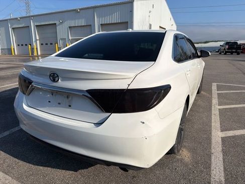 Used 2017 Toyota Camry SE w/ Moonroof Package FWD image 5