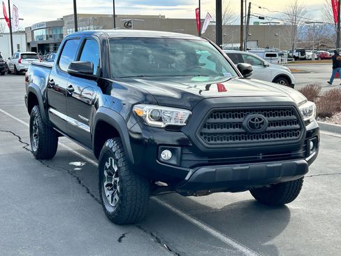 Used 2017 Toyota Tacoma TRD Off-Road w/ Premium & Technology Package image 7