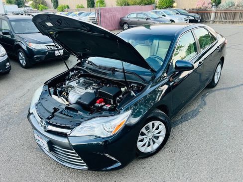Used 2015 Toyota Camry LE image 10