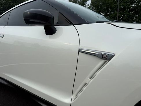 Used 2017 Nissan GT-R Premium w/ Premium Interior Package AWD/4WD image 16