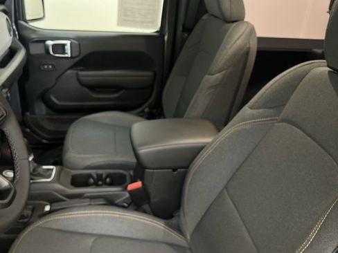 Used 2025 Jeep Wrangler Sport image 21