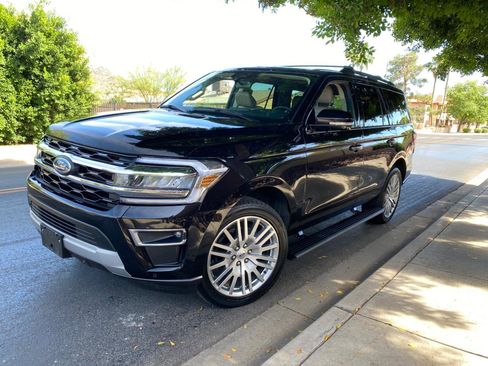Used 2024 Ford Expedition Limited AWD/4WD image 3