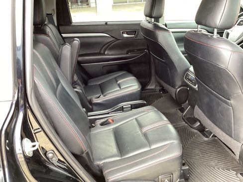 Used 2019 Toyota Highlander SE FWD image 11